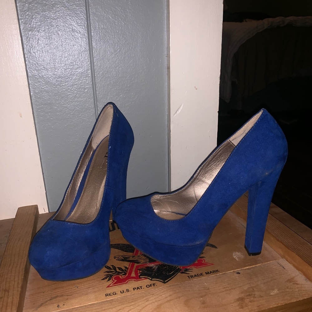 Shi by journey blue heels.